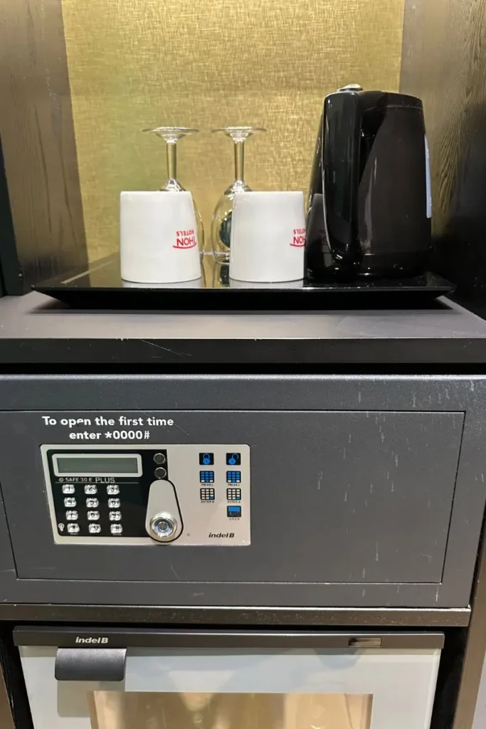 Thon Hotel Storo 객실 금고와 티 케틀