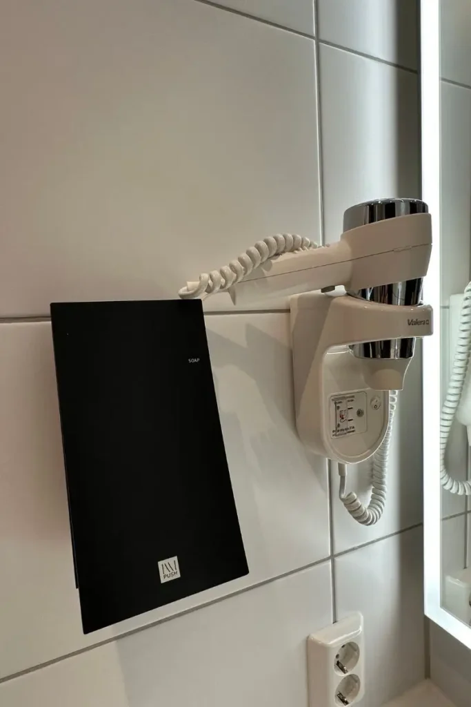 Thon Hotel Storo 화장실에 비치된 물비누와 드라이어