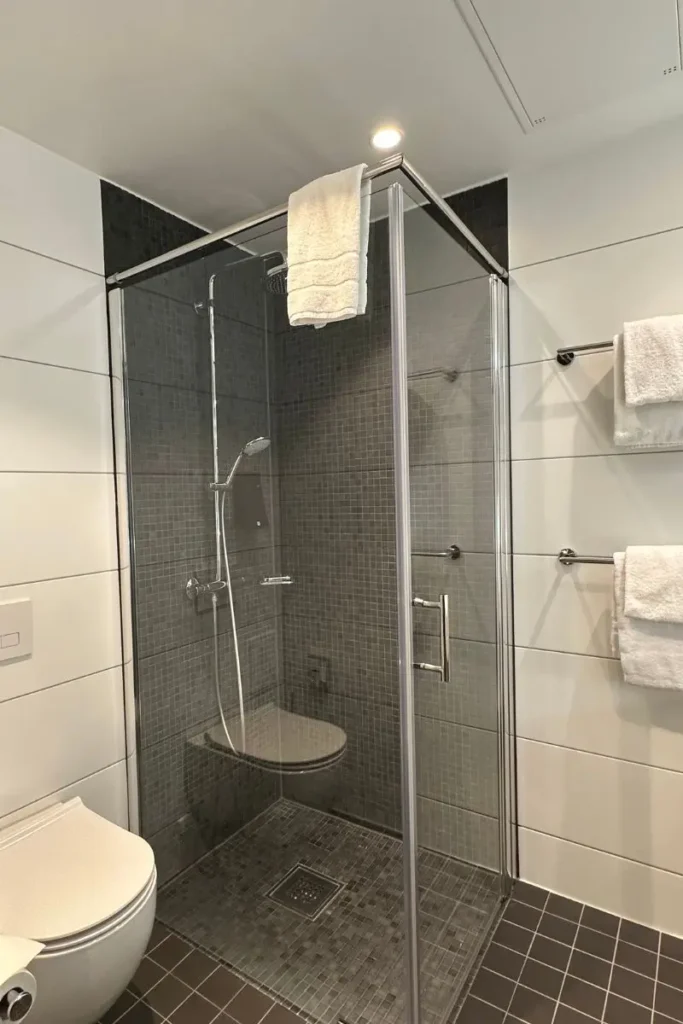 Thon Hotel Storo 객실 화장실 샤워부스