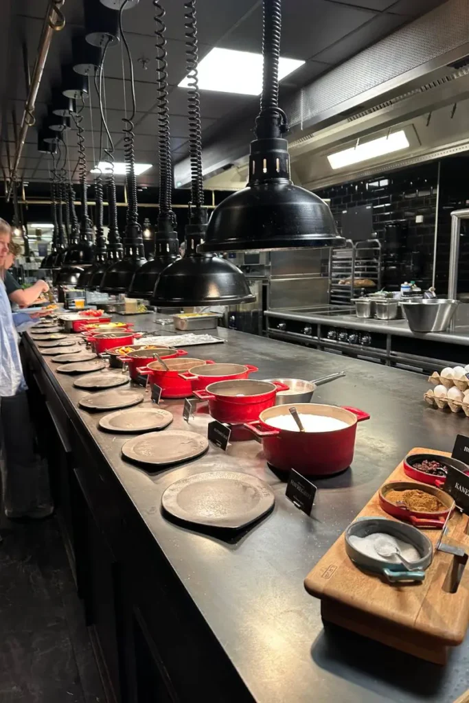 Thon Hotel Storo 조식 뷔페에 준비된 따뜻한 음식