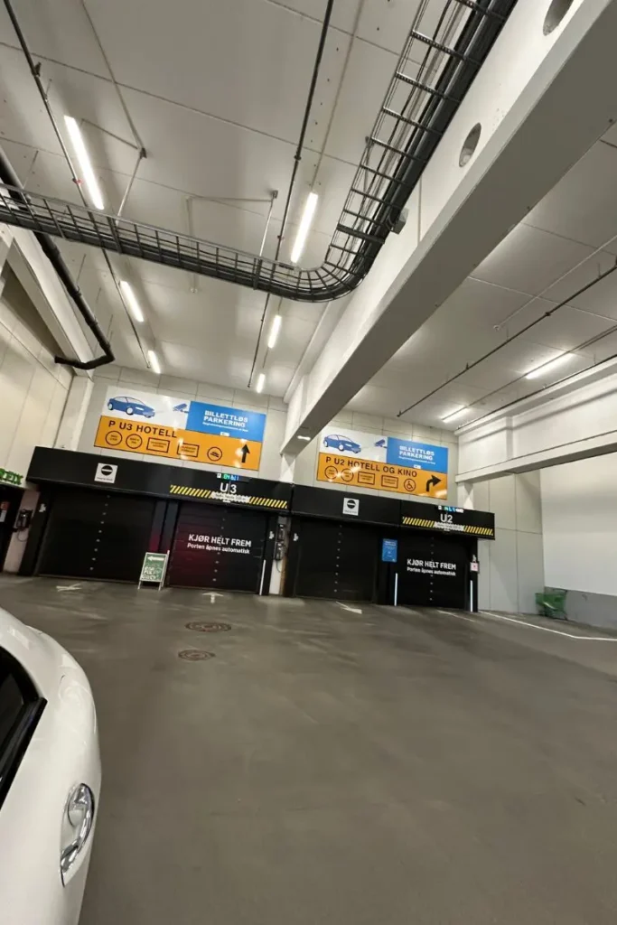 Thon Hotel Storo 지하주차장 입구 전경