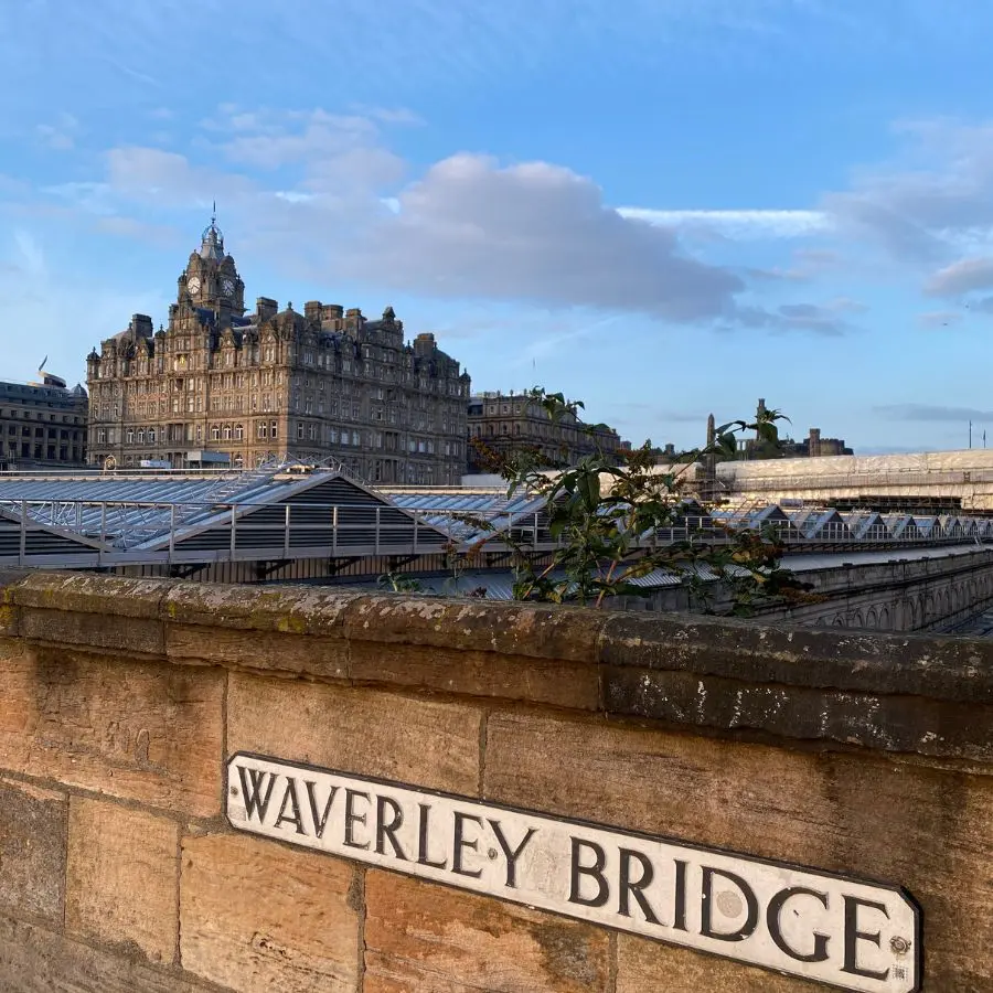 스코틀랜드 에딘버러 Waverley Bridge 전경