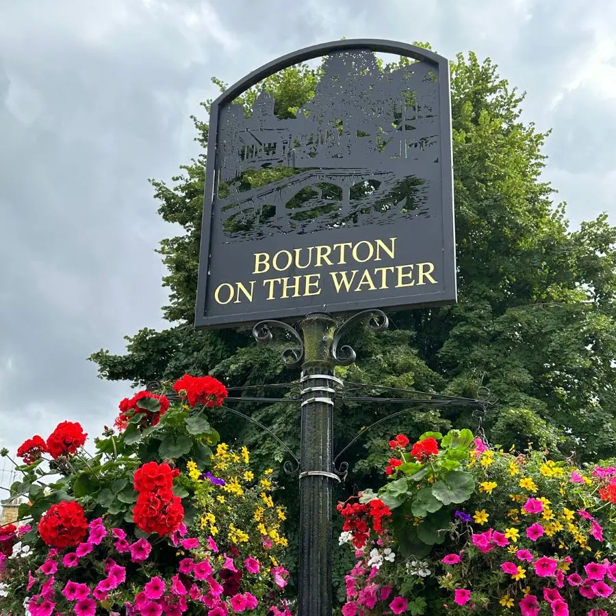 영국 코츠월드 마을 Bourton-on-the-Water 입구 표지판