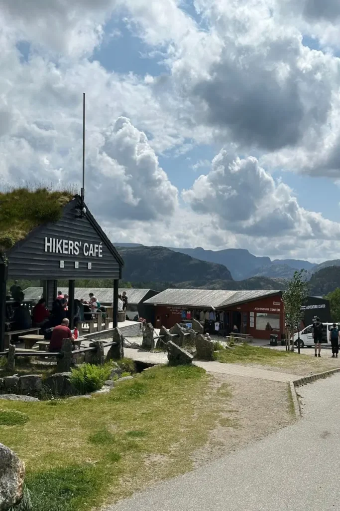 프레이케스톨렌 트레일 입구에 위치한 Hikers Café 외관