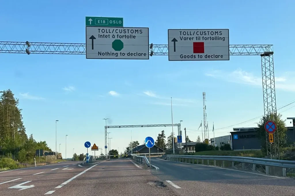 스웨덴-노르웨이 국경 Customs(세관) 표지판
