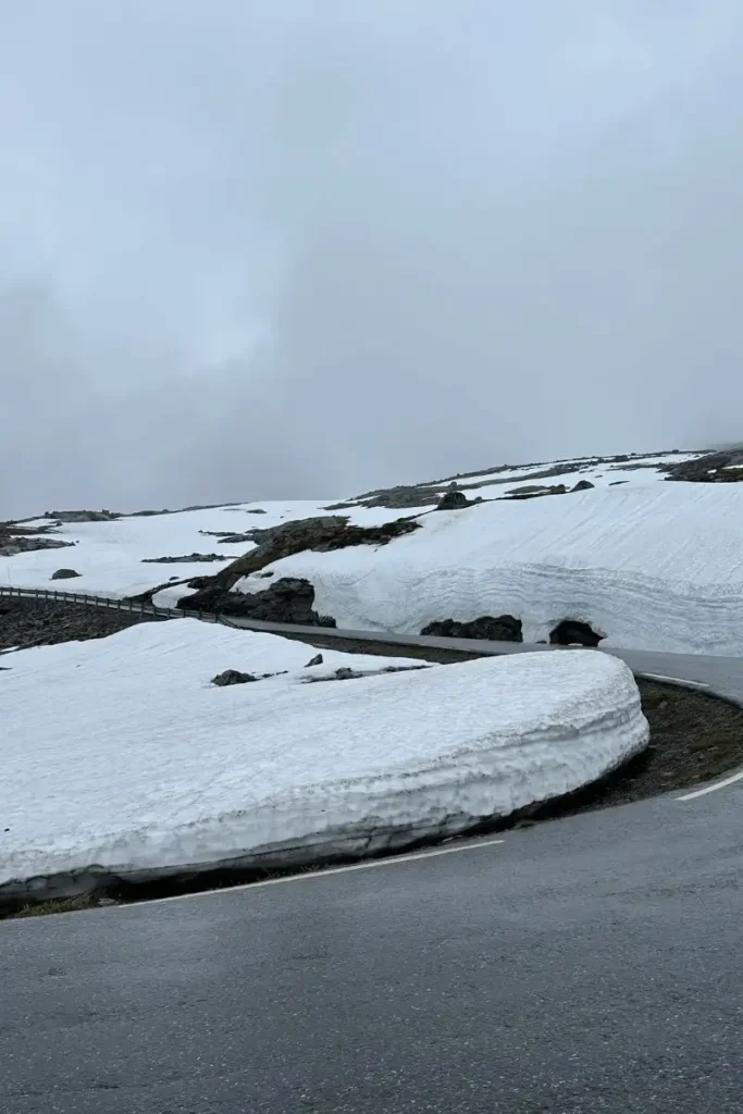 달스니바 전망대 가는 길에 쌓인 눈 풍경