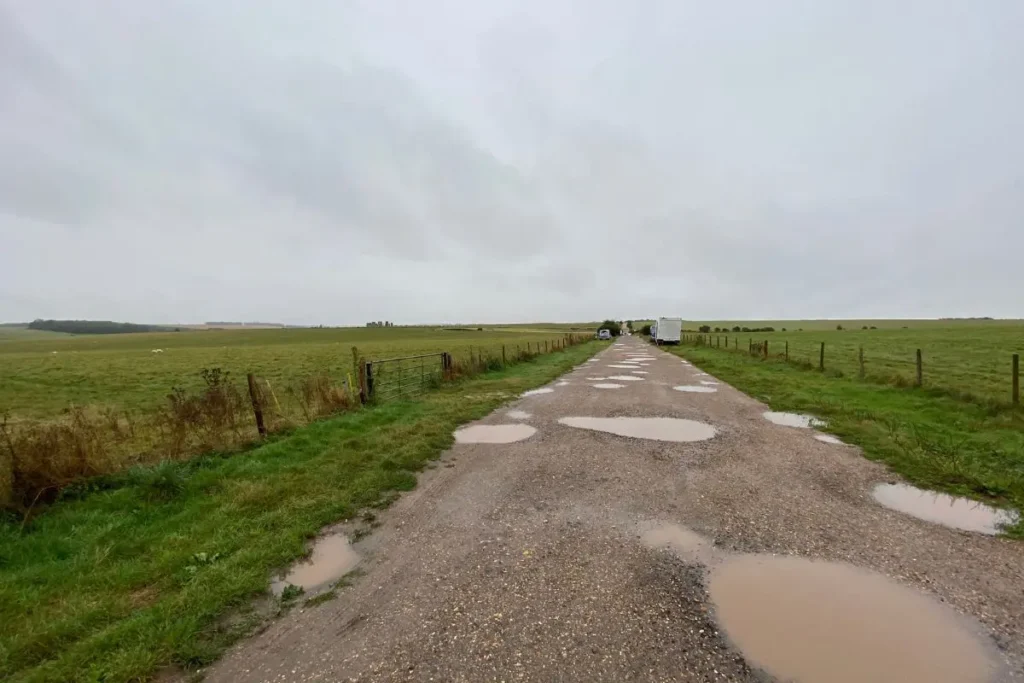스톤헨지 무료 퍼블릭 풋패스로 향하는 한적한 비포장 산책길