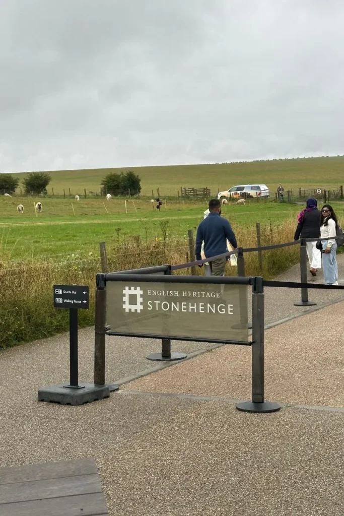 스톤헨지의 무료 퍼블릭 풋패스와 유료 입장 구역이 만나는 지점