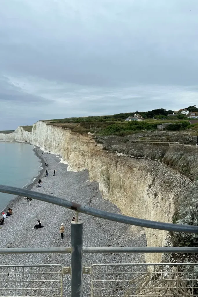 버링갭 절벽에서 해변으로 내려가는 철제 계단