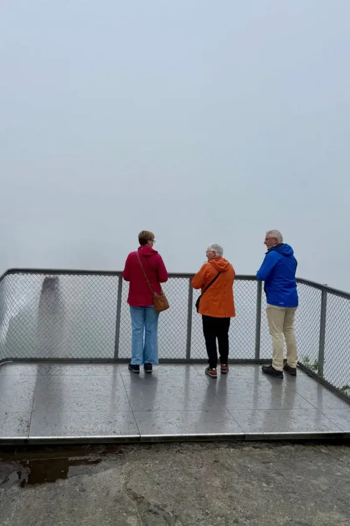 안개 속에서 뵈링폭포를 바라보는 사람들