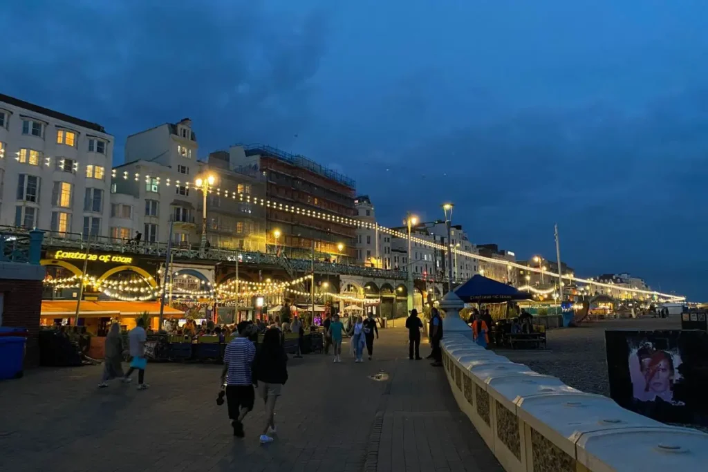 밤에 조명이 켜진 브라이튼 거리의 모습 (Brighton, England at night)