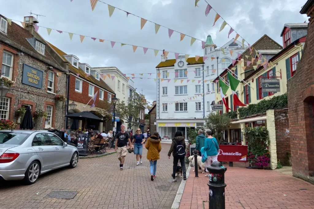 영국 브라이튼 도심의 활기찬 낮 거리 풍경