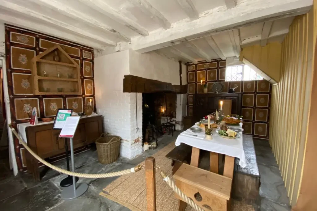 셰익스피어 생가 내부의 고풍스러운 인테리어 모습