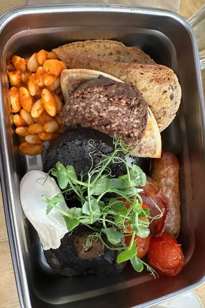 정통 스코틀랜드식 브런치 접시 – 블랙 푸딩, 해시브라운, 소시지, 토스트 등 구성