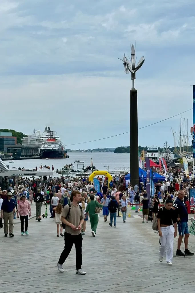 노르웨이 스타방에르 해안가 축제에 모인 사람들