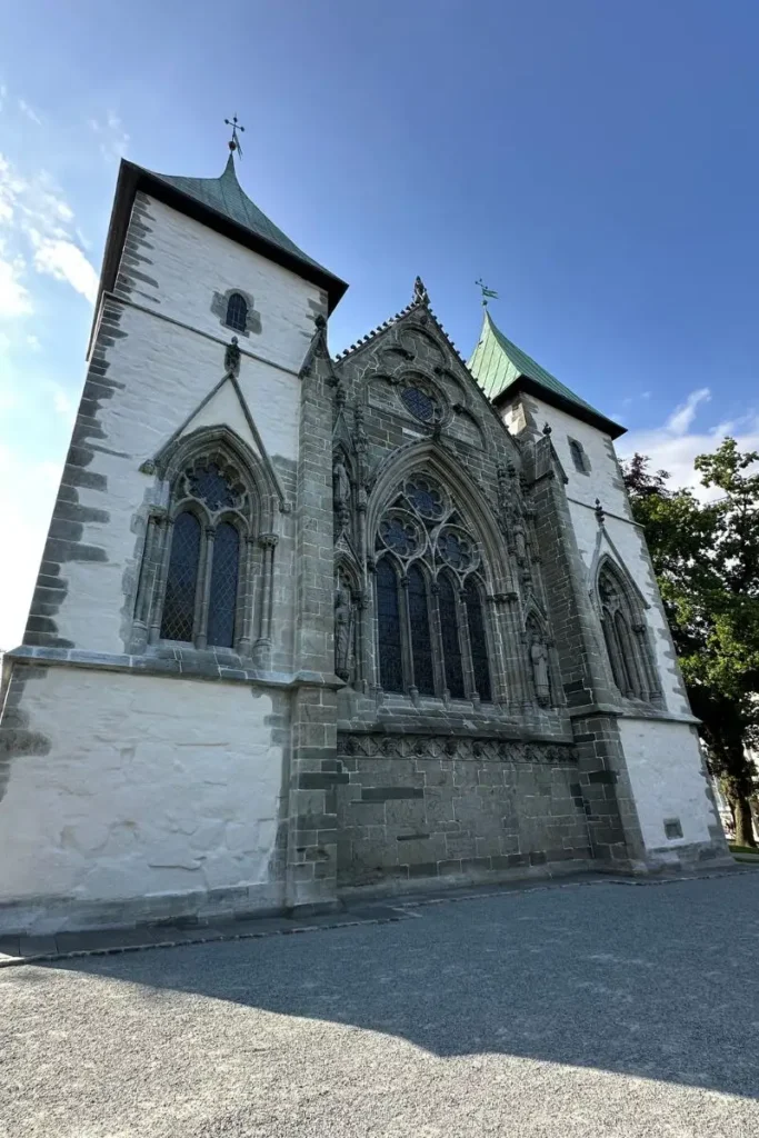 스타방에르 대성당(Stavanger Cathedral) 외관, 회색 석조 건물과 고딕 양식 창문이 인상적인 중세 교회