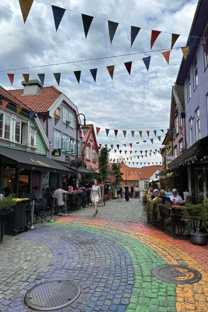 스타방에르 색채거리의 무지개색으로 칠해진 도로와 양옆의 알록달록한 건물들