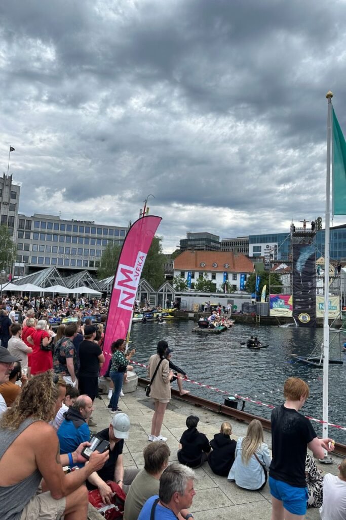 스타방에르 항구에서 열린 다이빙 경기 중 선수가 공중에서 점프하는 순간