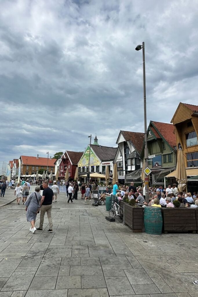 노르웨이 스타방에르 항구에 늘어선 야외 테이블 음식점과 해산물 레스토랑 거리 풍경