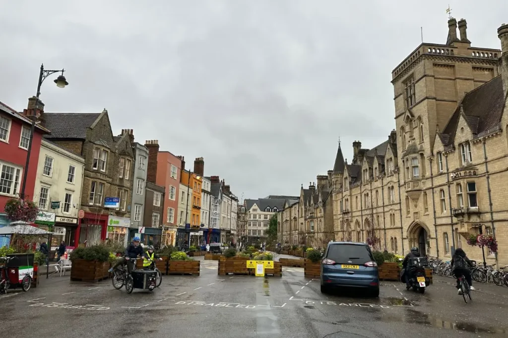 영국 옥스퍼드 대학 도시의 고풍스러운 거리 풍경