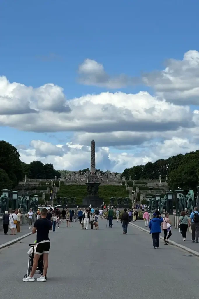 오슬로 비겔란 공원을 거니는 관광객들