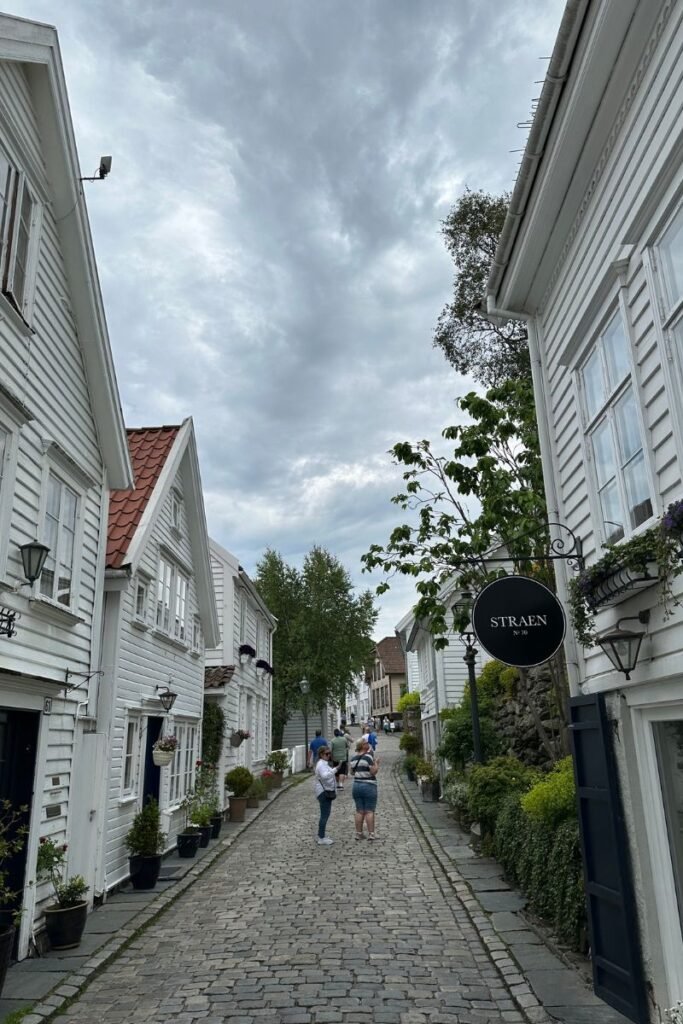 올드 스타방에르의 흰색 목조 주택들이 이어진 조용한 골목길 풍경