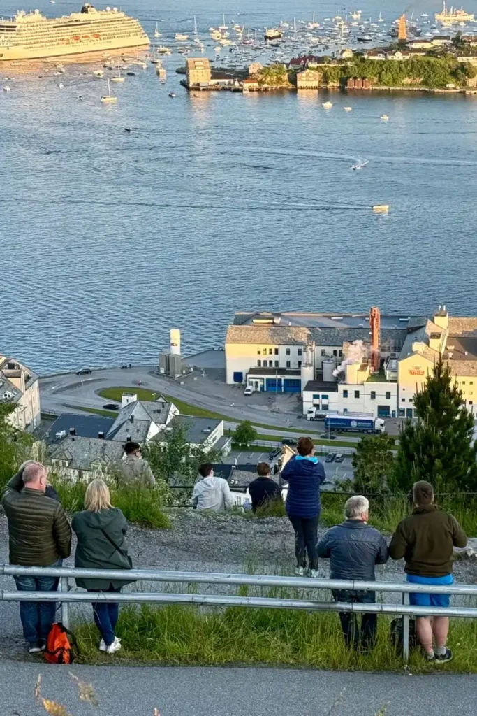 올레순 전망대에서 본파이어를 바라보는 사람들