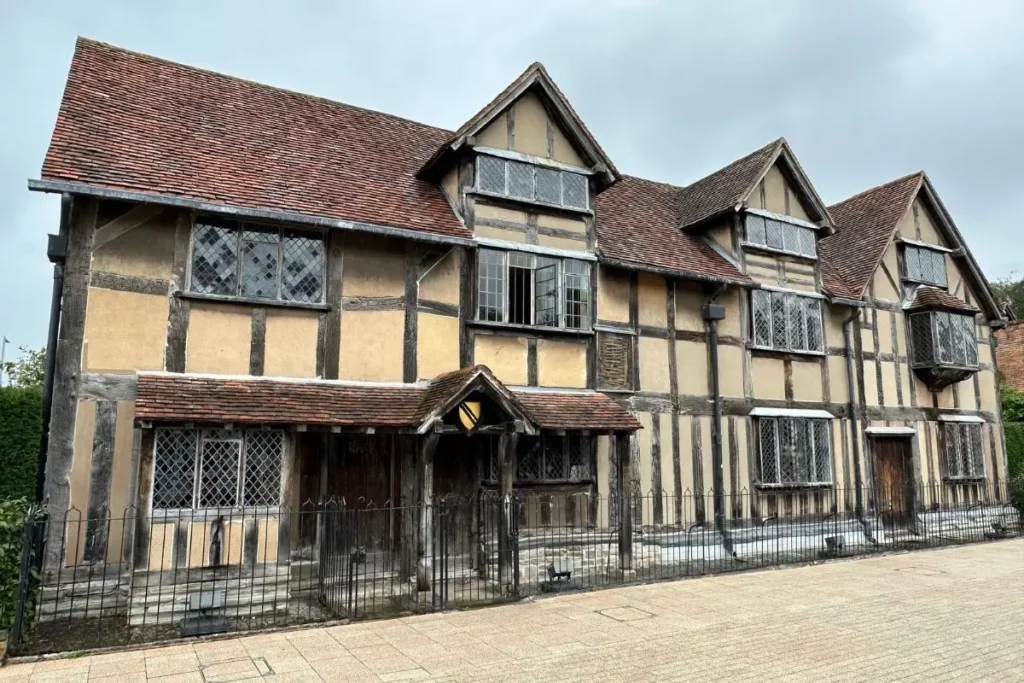 영국 스트랫퍼드어폰에이번에 위치한 윌리엄 셰익스피어 생가 전경