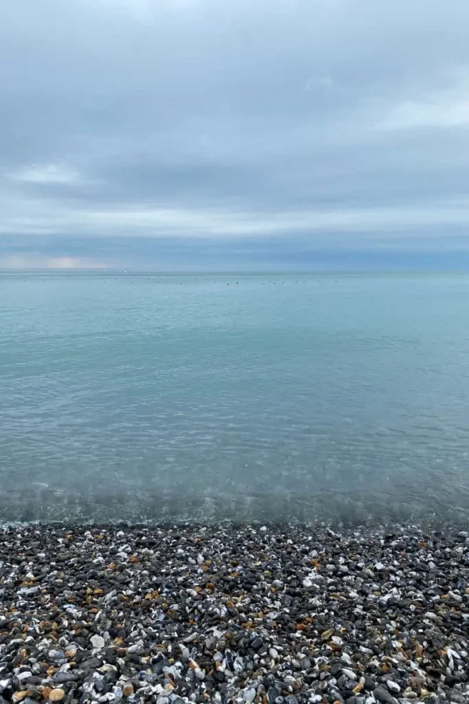 자갈 해변과 맑고 투명한 바닷물