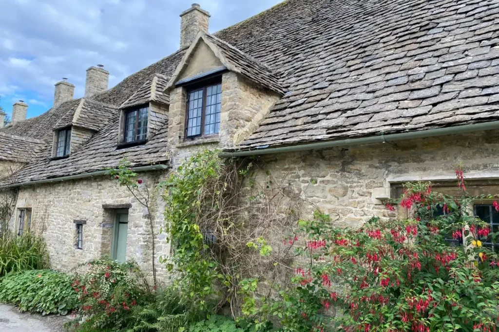 영국 코츠월드 마을의 전통적인 꿀색 석조 주택 전경