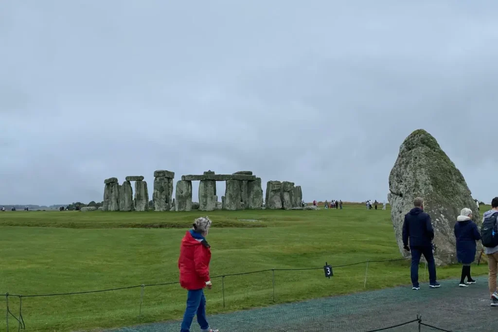 스톤헨지를 가장 가까이서 바라본 퍼블릭 풋패스 지점 – 펜스 너머로 유료 입장객들이 보임