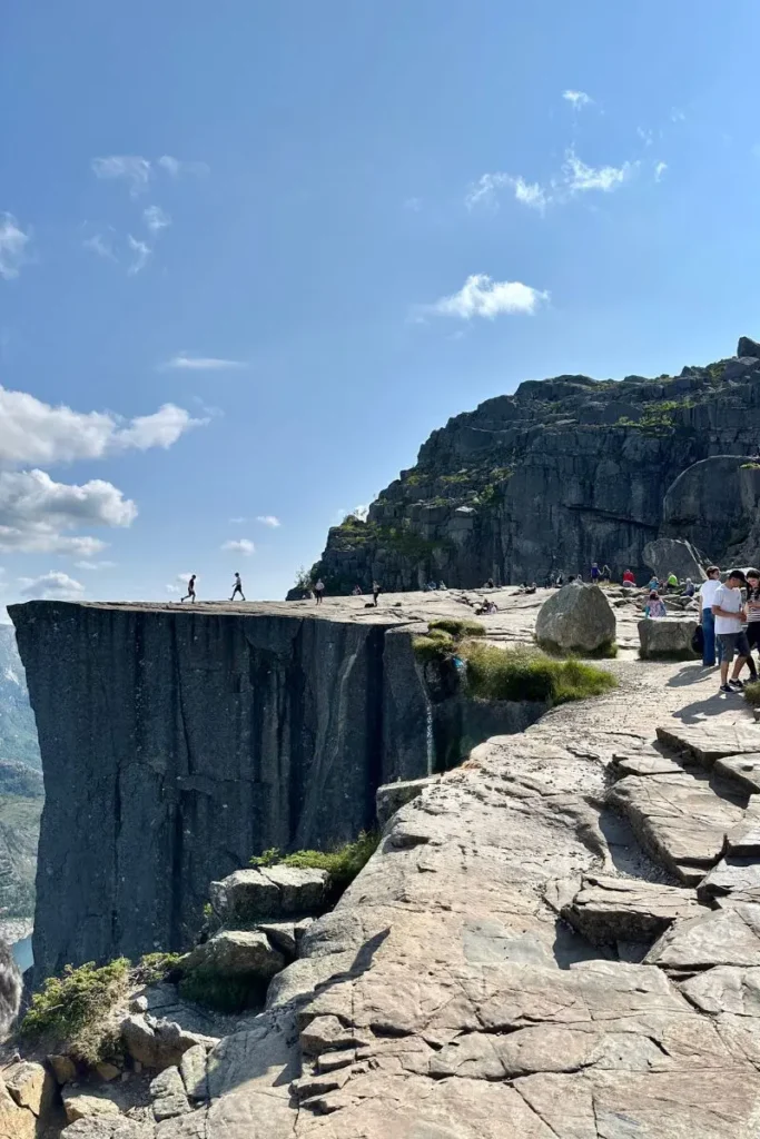 프레이케스톨렌(Preikestolen) 정상에서 사람들이 있는 모습