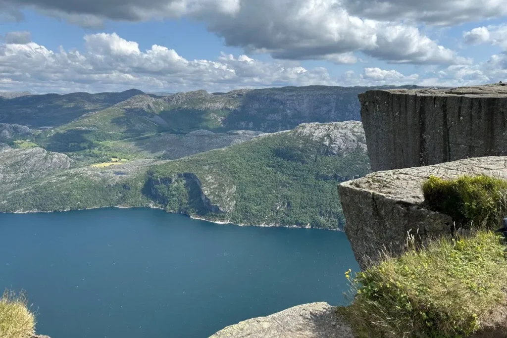 프레이케스톨렌 정상에서 내려다본 리세피오르드 전경, 깊고 푸른 물과 양쪽으로 펼쳐진 깎아지른 절벽