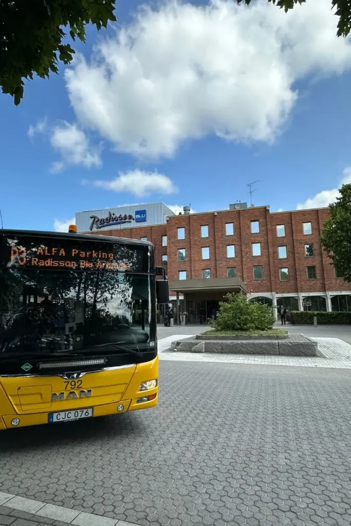 Radisson Blu Arlandia 호텔 앞 공항 셔틀 버스, 노선 사인이 보이는 모습