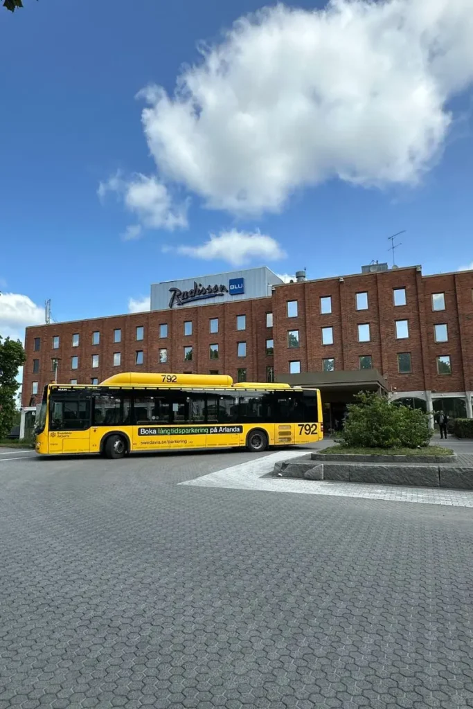 Radisson Blu Arlandia Airport 호텔 앞 공항 셔틀 버스