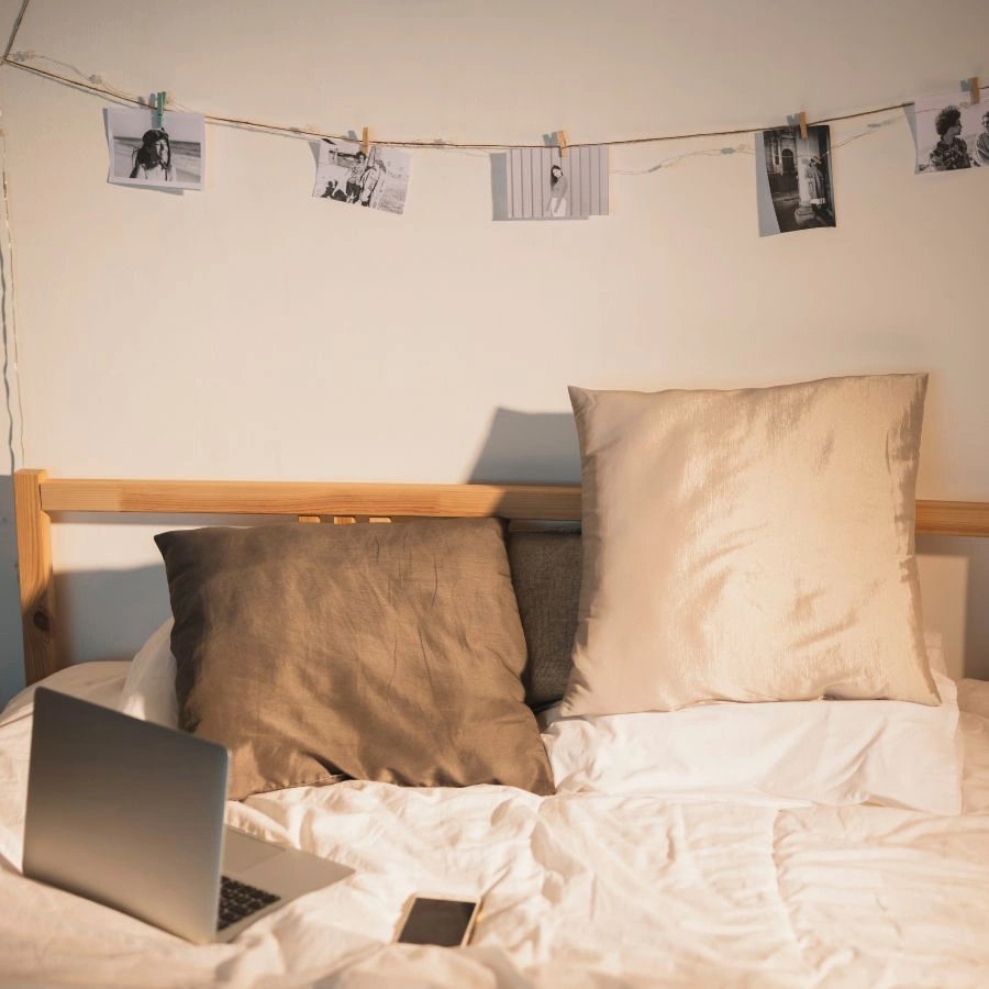 미국 대학 기숙사 준비물 완벽 체크리스트 (2025년 최신판, 신입생 필독) 1 아늑하게 꾸며진 기숙사 침대