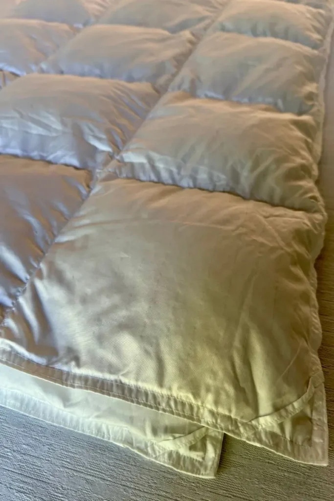 미국 대학 기숙사 준비물 완벽 체크리스트 (2025년 최신판, 신입생 필독) 2 기숙사 침대에 놓인 포근한 다운 이불