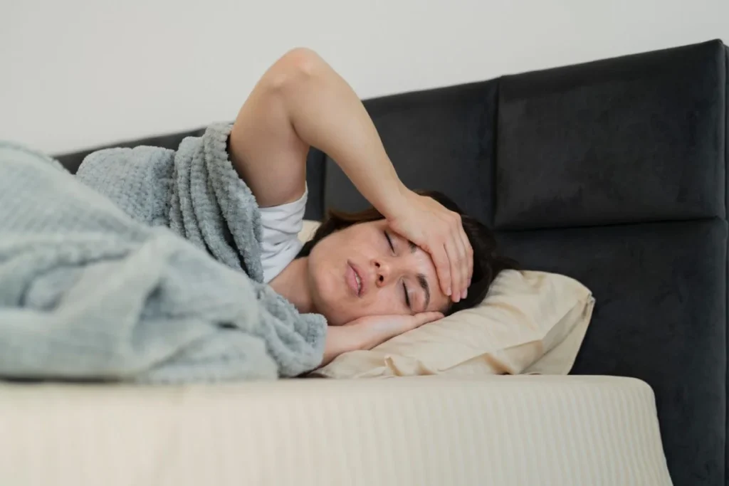 갱년기 호르몬치료 꼭 해야 할까? 장단점과 50대 나의 선택 (미국 병원 후기) 2 갱년기 증상인 불면증과 야간 발한으로 밤에 잠못드는 50대 여성