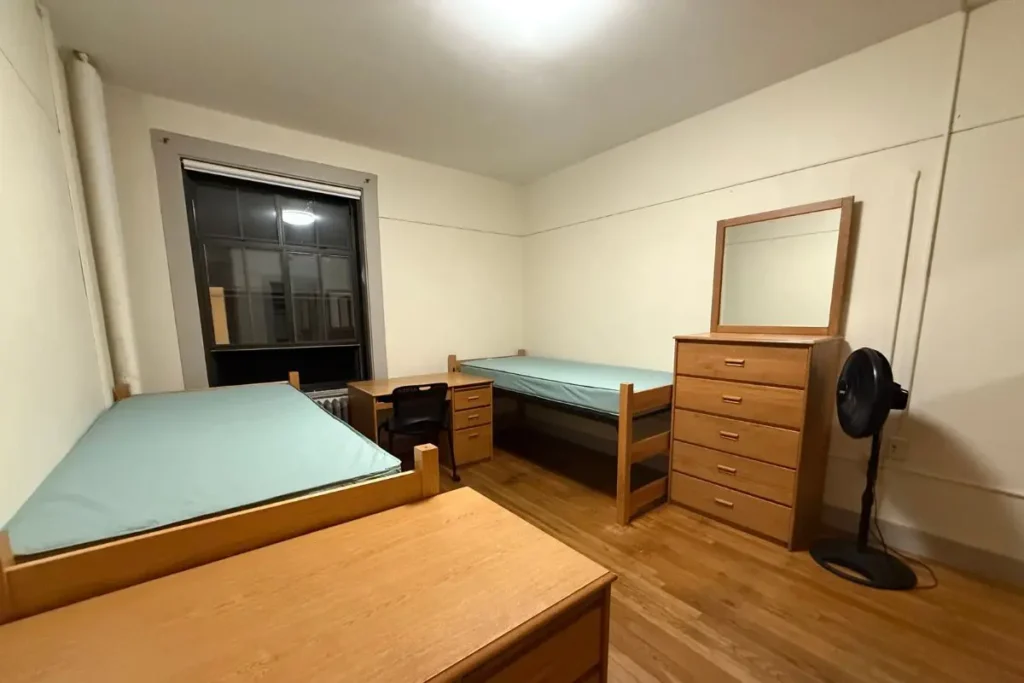 미국 기숙사 방의 침대와 책상