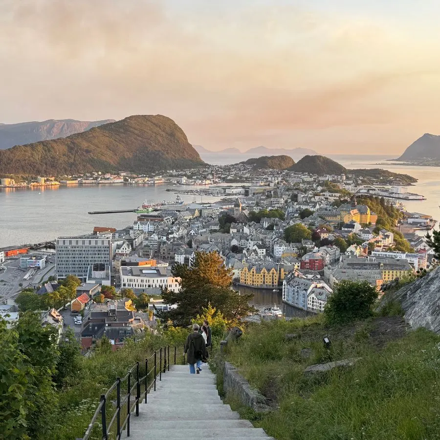 노르웨이 올레순의 악슬라 전망대 계단을 내려오면서 바라본 도시의 야경. 항구와 시내 건물들