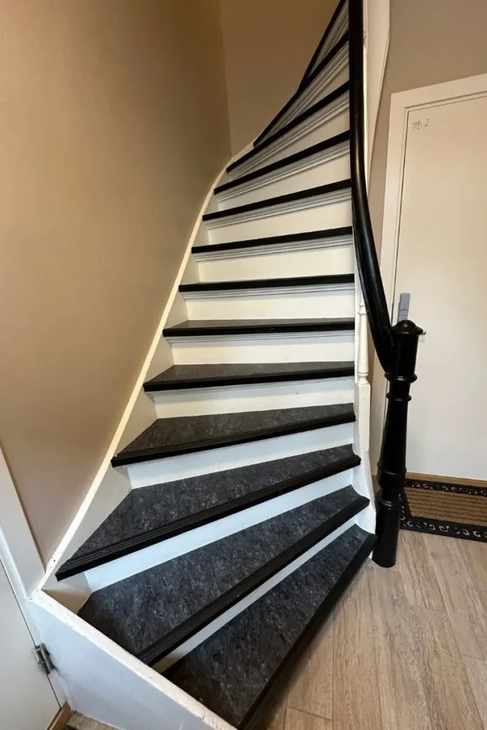 베르겐 Barfot Apartment 숙소의 매우 가파르고 좁은 계단 모습