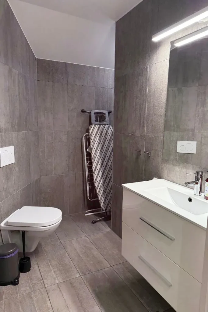 베르겐 숙소 Barfot Apartment의 깨끗하고 현대적인 욕실 내부 모습