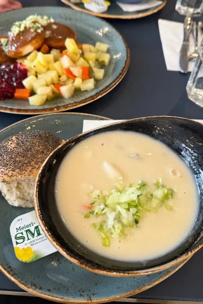 베르겐 맛집 Søstrene Hagelin에서 주문한 따뜻한 피쉬수프와 피쉬케이크