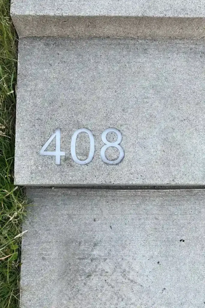 노르웨이 올레순의 악슬라 전망대 계단에 있는 '408'이라는 숫자가 새겨진 돌. 전체 418개 계단 중 거의 정상에 다다랐음을 보여준다.