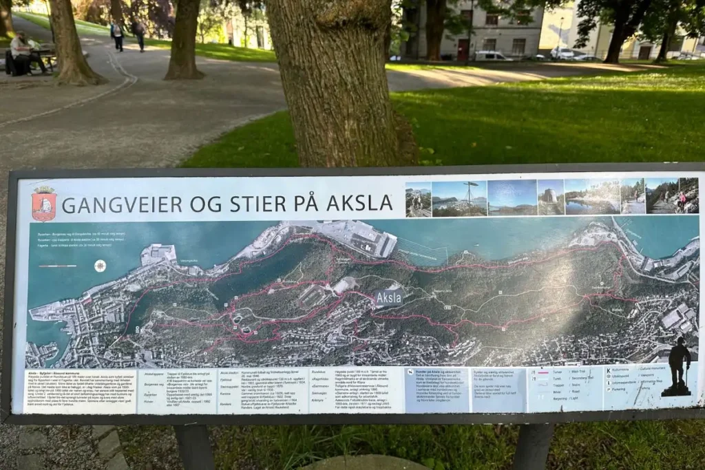"GANGVEIER OG STIER PÀ AKSLA"라고 쓰인, 노르웨이 올레순 악슬라 전망대 등산로 입구 표지판