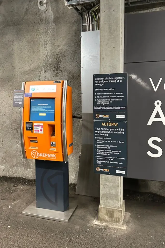 노르웨이 올레순 스토르센터 쇼핑몰 주차장의 주차 요금 무인 정산기