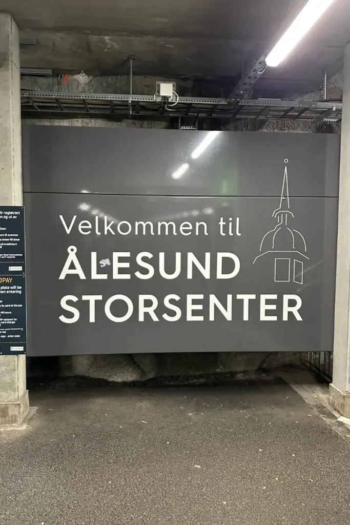 노르웨이 올레순 시내에 위치한 쇼핑몰, 올레순 스토르센터(ALESUND STORSENTER)의 주차장(PARKERING) 안내 표지판