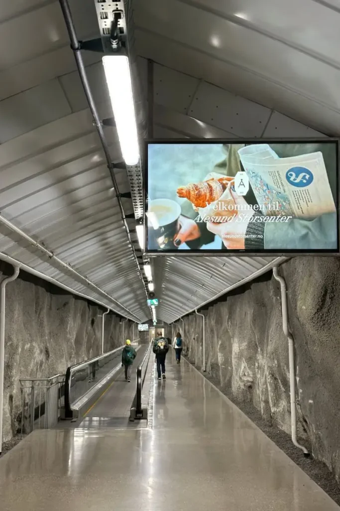 노르웨이 올레순 스토르센터 쇼핑몰 지하 주차장의 한쪽 벽면을 이루고 있는 거대한 자연 암벽의 모습.