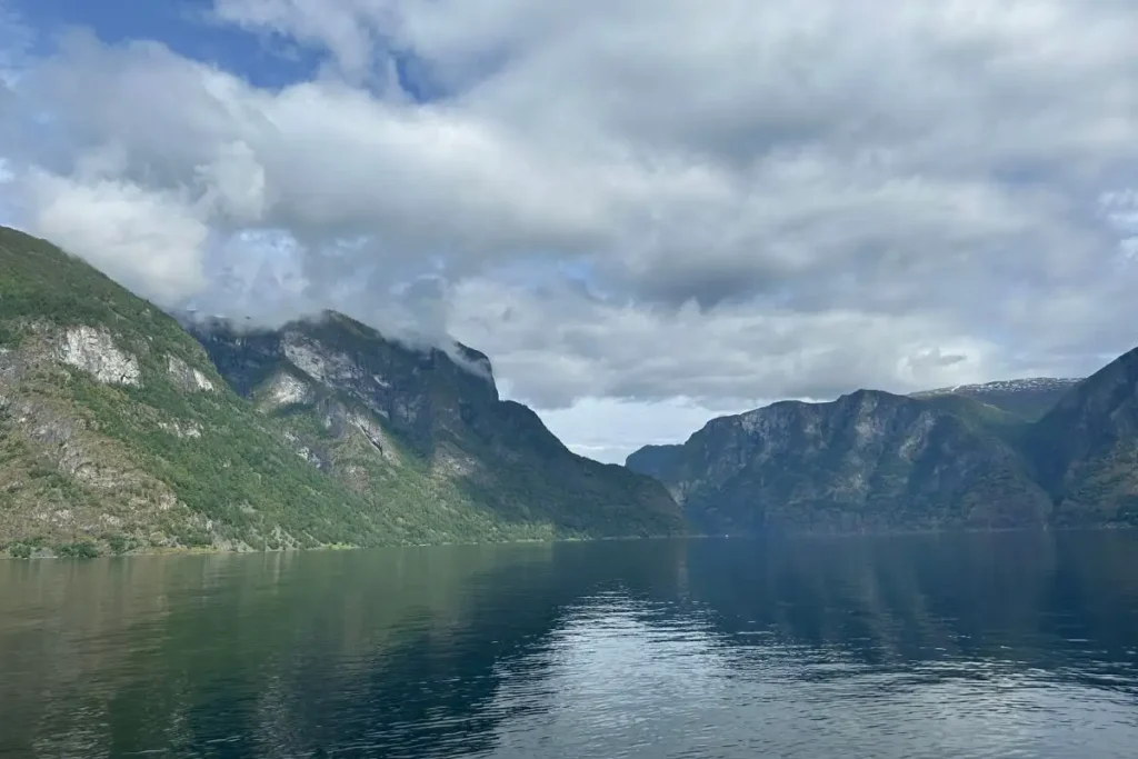 구름과 안개가 낮게 깔려 신비로운 분위기를 자아내는 노르웨이 내뢰피오르드의 풍경