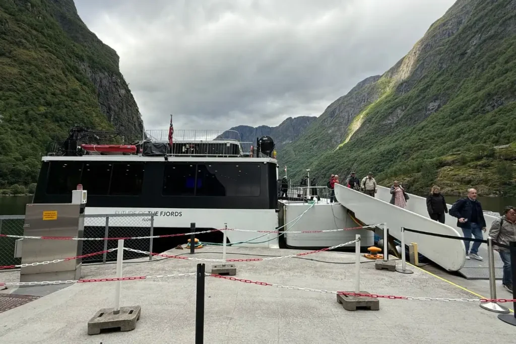 노르웨이 구드방겐 항구에 도착한 내뢰피오르드 크루즈에서 내리고 있는 여행객들의 모습
